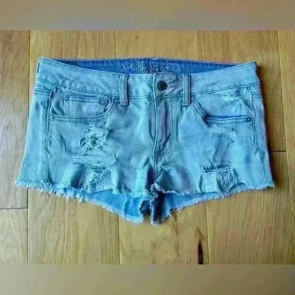 American Eagle Distressed Light Wash Shorts size 6 - Picture 1 of 6
